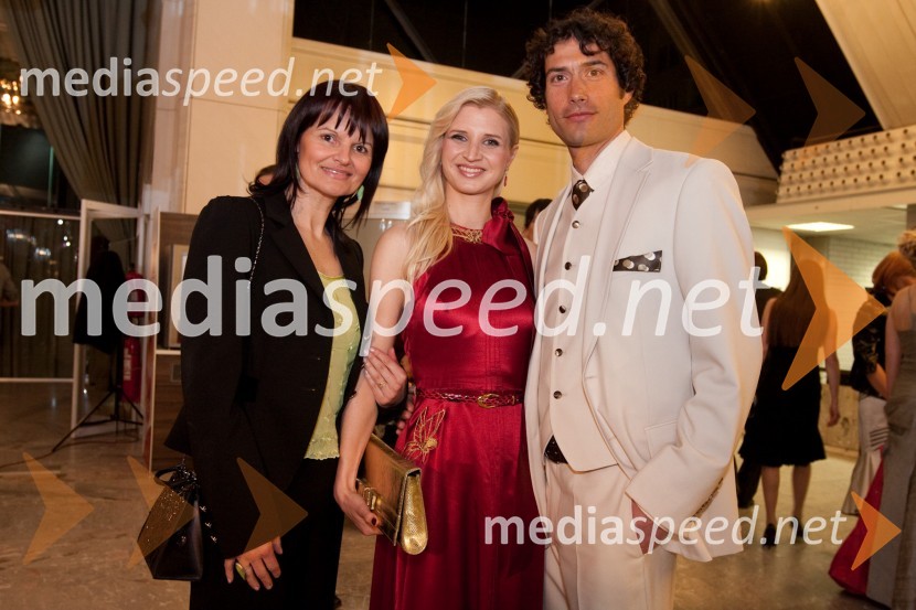 Nataša Bešter, ustvaralka oddaje Razgibanica, Ana Bešter, TV voditeljica in Dejan Pavčević, TV voditeljViktorji 2009, rdeča preproga in dogajanje pred dvorano