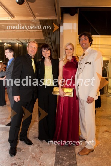 Dino in Nataša Bešter, ustvarjalca oddaje Razgibanica in Ana Bešter, voditeljica oddaje Razgibanica in Dejan Pavčević, TV voditeljViktorji 2009, rdeča preproga in dogajanje pred dvorano