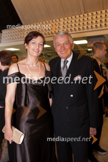 Demeter Bitenc, igralec in spremljevalka Majda PintarViktorji 2009, rdeča preproga in dogajanje pred dvorano