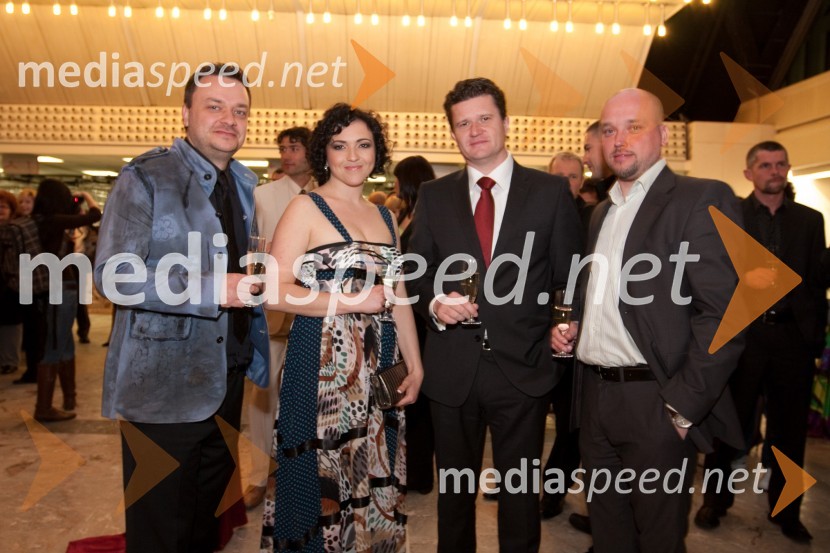 Sašo Papp, moderator na Radio Center, Polona Požgan, moderatorka na Radio Center, Marko Kolbl, lastnik Radia Center in direktor podjetja Europlakat in David Irgolič, glavni in odgovorni urednik radia CenterViktorji 2009, rdeča preproga in dogajanje pred dvorano