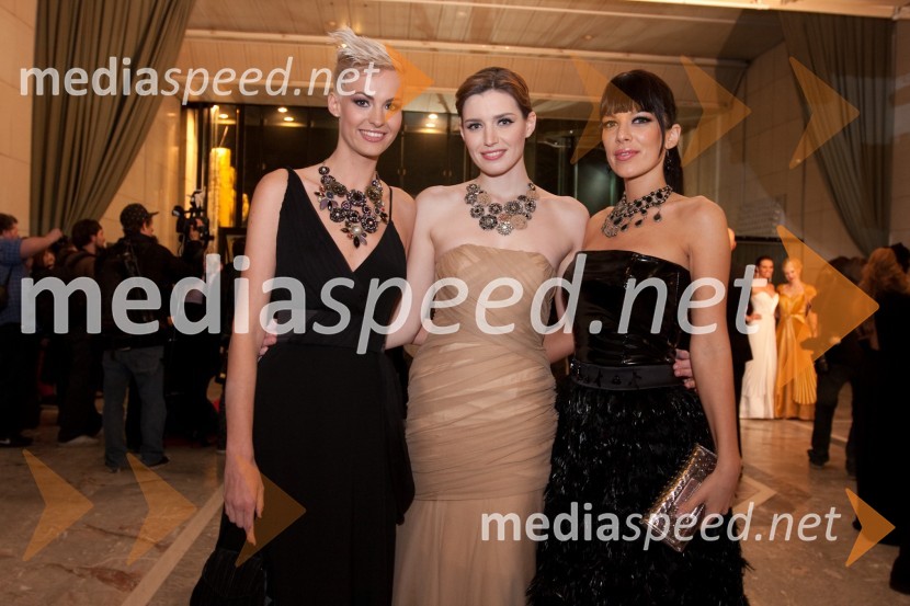 Tjaša Kokalj, miss Universe Slovenije 2007, Nataša Pinoza, miss Universe Slovenije 2006 in Iris Mulej, Miss Slovenije 2006Viktorji 2009, rdeča preproga in dogajanje pred dvorano