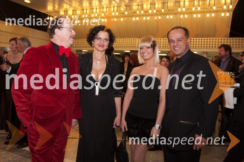 Irena Brunec Tebi, kiparka, Tomaž Domicelj, pevec, Branko J.Vunjak - Brendi, glasbenik in hči TinaViktorji 2009, rdeča preproga in dogajanje pred dvorano