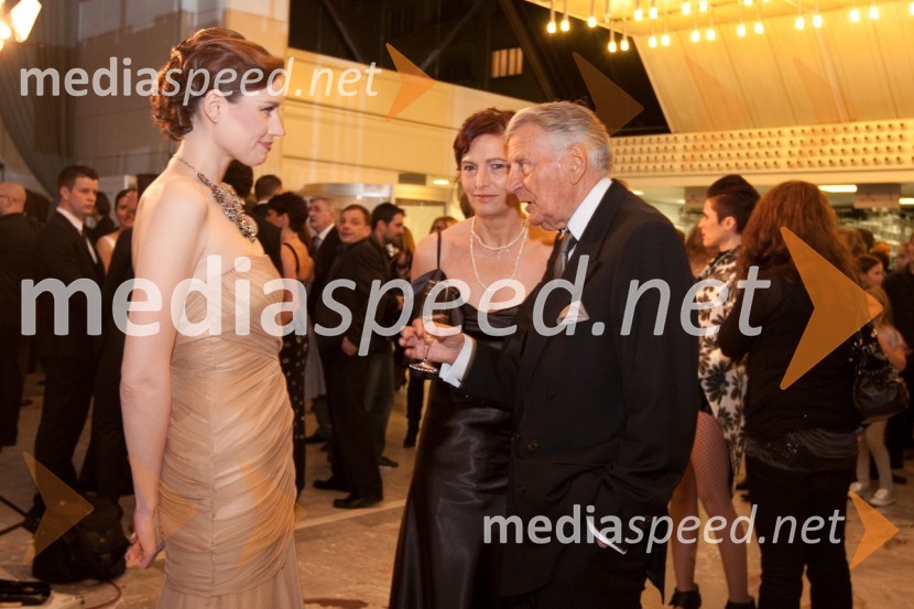 Nataša Pinoza, miss Universe Slovenije 2006, Demeter Bitenc, igralec in spremljevalka Majda PintarViktorji 2009, rdeča preproga in dogajanje pred dvorano