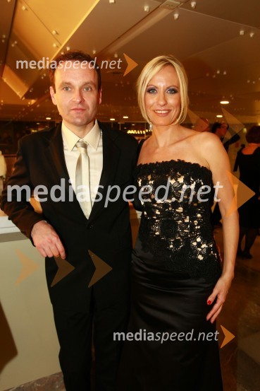 Uroš Slak, voditelj oddaje Svet na Kanalu A in Petra Kerčmar, voditeljica 24 ur na Pop TvViktorji 2009, zaključna zabava