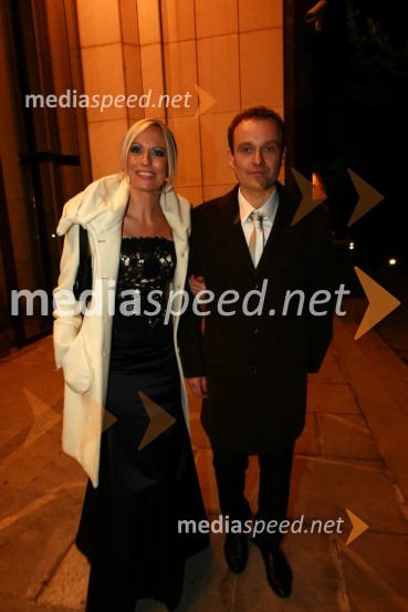 Petra Kerčmar, voditeljica 24 ur na Pop Tv in Uroš Slak, voditelj oddaje Svet na Kanalu AViktorji 2009, zaključna zabava