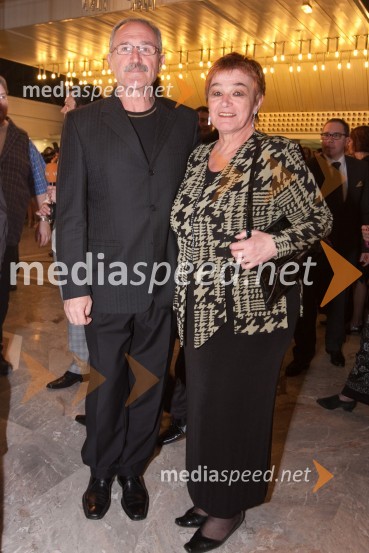 	 Breda Mijovič, modna poznavalka in soprog DraganViktorji 2009, rdeča preproga in dogajanje pred dvorano