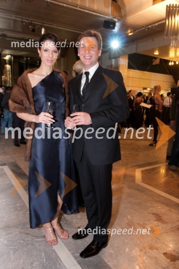 Sabina Remar, Miss Universe 2004 ter manekenka in Tomaž Kralj, podjetnikViktorji 2009, rdeča preproga in dogajanje pred dvorano