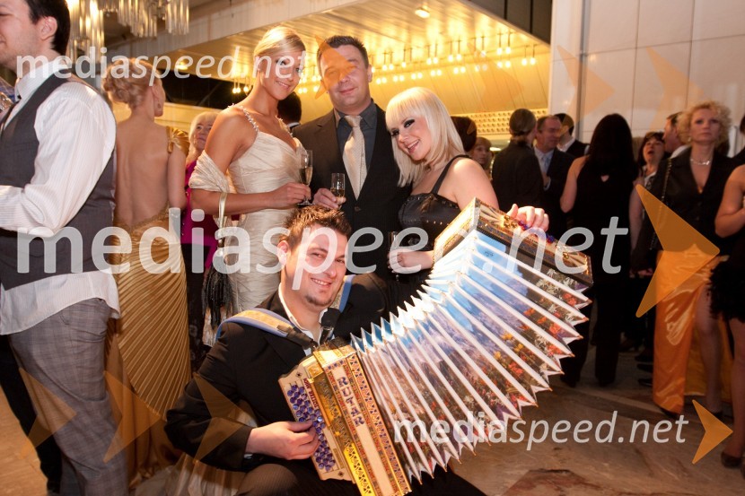 Neža Marolt, Sebastian Artič (Žan Ljubljanski), lastnik Čarli TV ter Golica TV, Jerica Zupan in Tomo Primc, novi harmonikar skupine Atomik HarmonikViktorji 2009, rdeča preproga in dogajanje pred dvorano