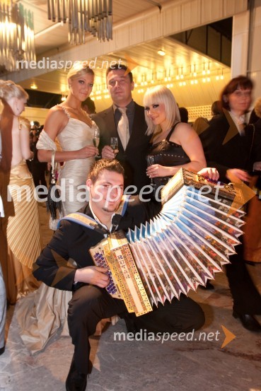 Neža Marolt, Sebastian Artič (Žan Ljubljanski), lastnik Čarli TV ter Golica TV, Jerica Zupan in Tomo Primc, novi harmonikar skupine Atomik HarmonikViktorji 2009, rdeča preproga in dogajanje pred dvorano