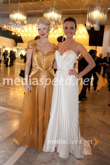 Maja Ferme, modna oblikovalka in Mirela Korač, miss Universe 2009Viktorji 2009, rdeča preproga in dogajanje pred dvorano