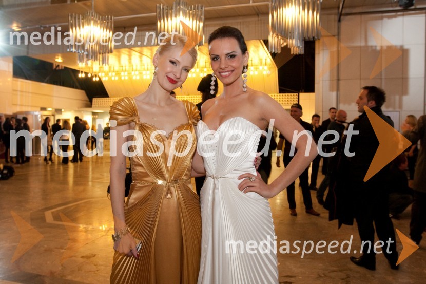 Maja Ferme, modna oblikovalka in Mirela Korač, miss Universe 2009Viktorji 2009, rdeča preproga in dogajanje pred dvorano