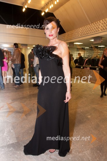 Tina Gorenjak, igralkaViktorji 2009, obleke in modni dodatki