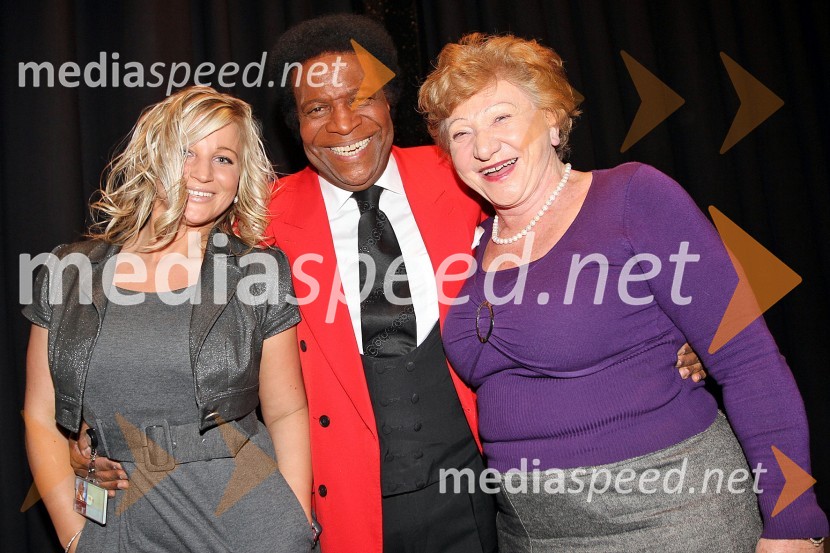 Nika Marolt, organizatorka zabavnega programa v igralniško-zabaviščnem centru Mond, Roberto Blanco, pevec in Nikina babicaRoberto Blanco, koncert v Mondu