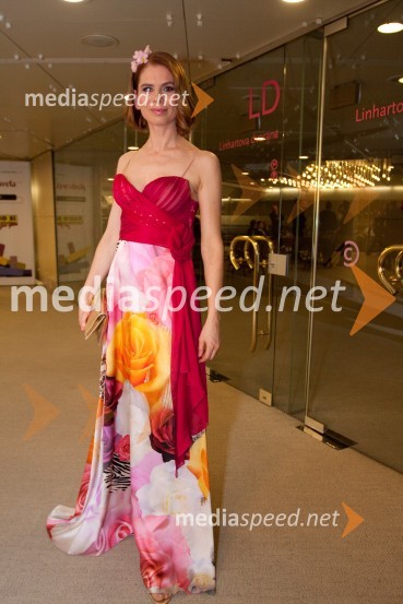 Eva Longyka Marušič, voditeljicaViktorji 2009, obleke in modni dodatki