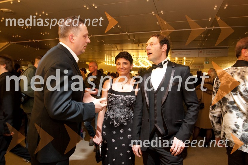 Igor Pirkovič, pomočnik direktorja TV Slovenija ter Jože Potrebuješ, član skupine Čuki in producent oddaje Na zdravje in soproga AndrejaViktorji 2009, zaključna zabava