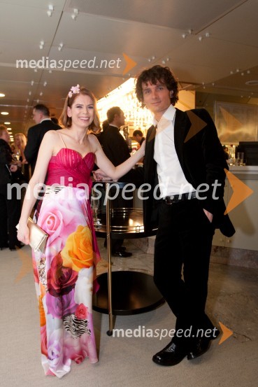 Eva Longyka Marušič, voditeljica in njen brat Jure Longyka, voditelj  	 
Viktorji 2009, zaključna zabava