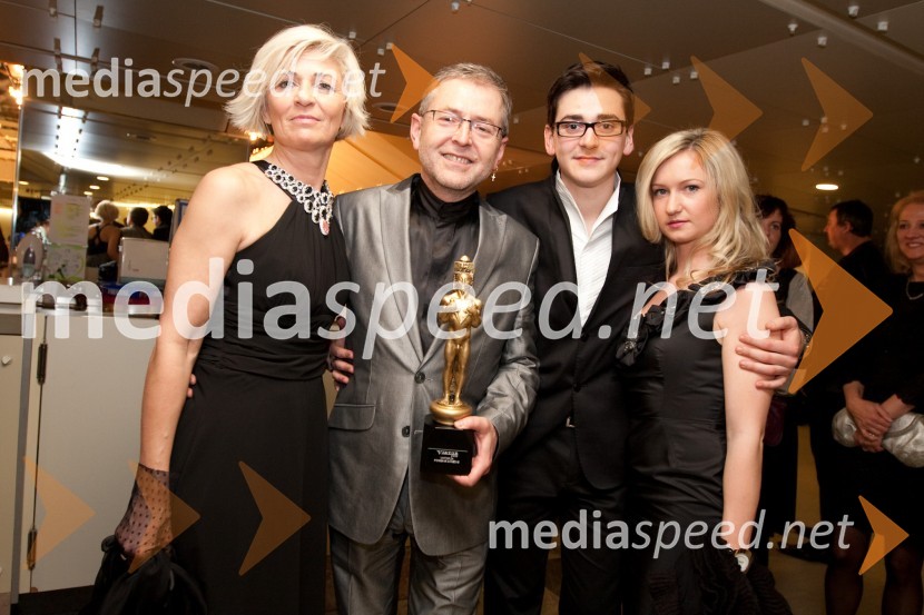 Tomaž Kozlevčar, glasbenik, njegova žena Eva in sin Samo Kozlevčar ter njegova punca Anja PepelnjakViktorji 2009, zaključna zabava
