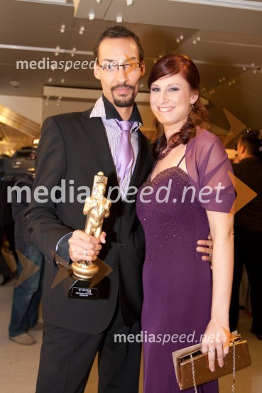 Seku Mady Conde, TV voditelj in punca Laura BorotaViktorji 2009, zaključna zabava