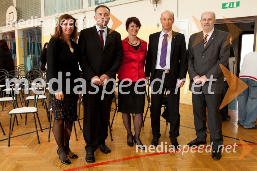 	Simona Lebar, GIP d.o.o., Primož Kapus, Vida Marolt, ravnateljica OŠ Dragotin Kette NM, Tomaž Kastelic, predsednik Lions Klub Bled Golf in Rafko Križman, podžupan občine Novo mestoPredaja komunikatorjev Lions kluba Bled Golf OŠ Dragutin Kette Novo mesto