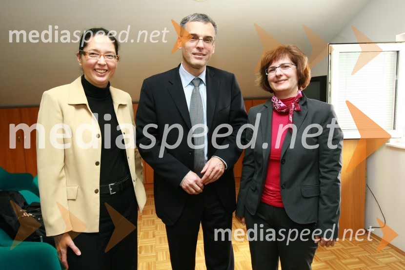 Mag. Barbara Škraba Flis, generalna sekretarka Inženirske zbornice Slovenije (IZS), Črtomir Remec, predsednik Inženirske zbornice Slovenije (IZS) ter Damjana Varšek, Inženirska zbornica Slovenija in Stanovanjski sklad RS 	 
	23. mednarodni sejem gradbeništva in gradbenih materialov MEGRA 2010, slovesna otvoritev