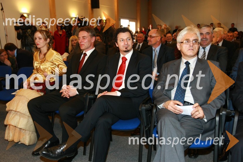 Andreja Erzetič, Vinska kraljica Slovenije 2010, Henrik Gjerkeš, minister za lokalno samoupravo, dr. Patrick Vlačič, minister za promet ter dr. Roko Žarnić, minister za okolje in prostor23. mednarodni sejem gradbeništva in gradbenih materialov MEGRA 2010, slovesna otvoritev