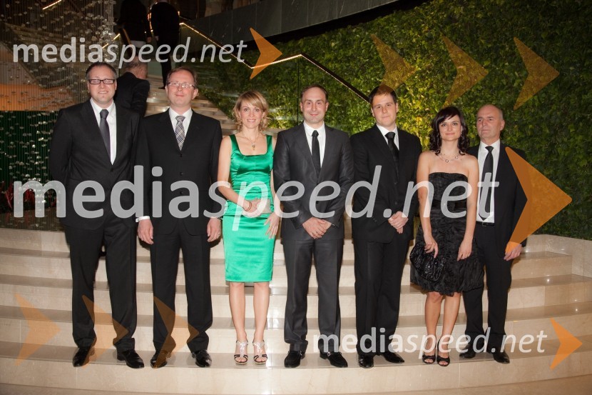 Marko Košmrl, direktor Makoma d.o.o., Andrej Malgaj, lastnik in direktor podjetja Avtohiša Malgaj, Barbara Uranjek, direktorica marketinga BMW Group Slovenija, Uroš Seles, direktor BMW Selmar d.o.o., Jože Šolar, predsednik uprave A-Cosmos d.d., Gordana Kisilak, predstavnica za odnose z javnostmi BMW Group Slovenija in Stojan Pirjevec, lastnik in direktor BMW AvtoSelect d.o.o.BMW SLO, predstavitev novega avtomobila BMW serije 5