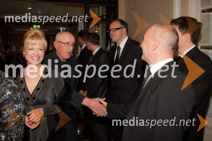 Bojana in Anton Ažman, Marko Košmrl, direktor Makoma d.o.o. in Stojan Pirjevec, lastnik in direktor BMW AvtoSelect d.o.o.BMW SLO, predstavitev novega avtomobila BMW serije 5