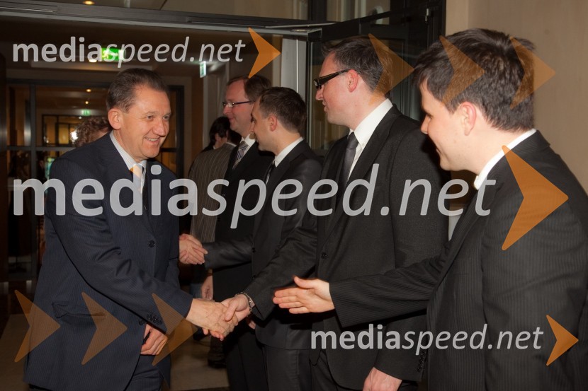 ..., Andrej Malgaj, lastnik in direktor podjetja Avtohiša Malgaj, Uroš Seles, direktor BMW Selmar d.o.o., Marko Košmrl, direktor Makoma d.o.o. in Jože Šolar, predsednik uprave A-Cosmos d.d.BMW SLO, predstavitev novega avtomobila BMW serije 5