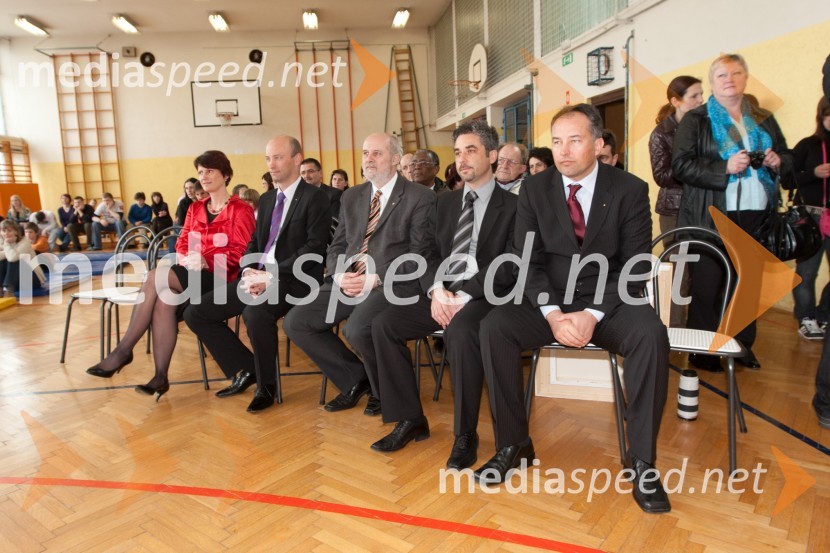 Vida Marolt, ravnateljica OŠ Dragotin Kette NM, Tomaž Kastelic, predsednik Lions Klub Bled Golf, Rafko Križman, podžupan občine Novo mesto, Smpad Vladikovič, Lions Klub Bled Golf in Primož KapuPredaja komunikatorjev Lions kluba Bled Golf OŠ Dragutin Kette Novo mesto