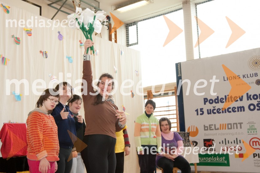 Učenci OŠ Dragotin Kette Novo mestoPredaja komunikatorjev Lions kluba Bled Golf OŠ Dragutin Kette Novo mesto