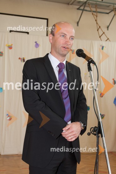Tomaž Kastelic, predsednik Lions Klub Bled GolfPredaja komunikatorjev Lions kluba Bled Golf OŠ Dragutin Kette Novo mesto