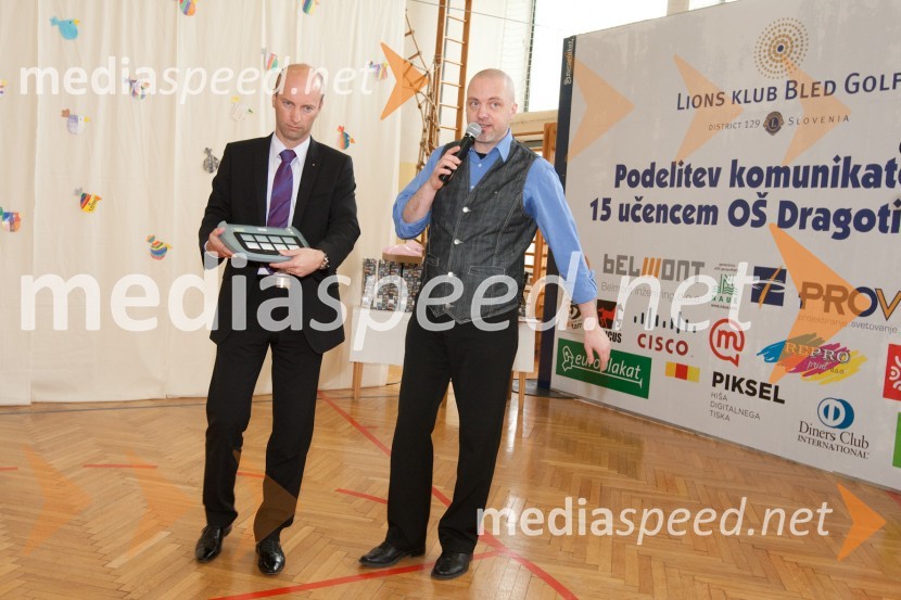 Tomaž Kastelic, predsednik Lions Klub Bled Golf in Urban Centa, povezovalec prireditvePredaja komunikatorjev Lions kluba Bled Golf OŠ Dragutin Kette Novo mesto