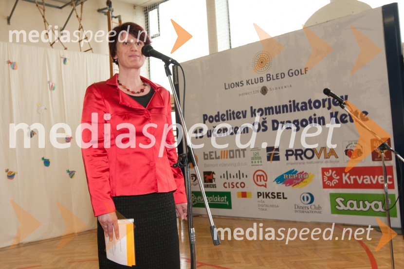 Vida Marolt, ravnateljica OŠ Dragotin Kette NMPredaja komunikatorjev Lions kluba Bled Golf OŠ Dragutin Kette Novo mesto