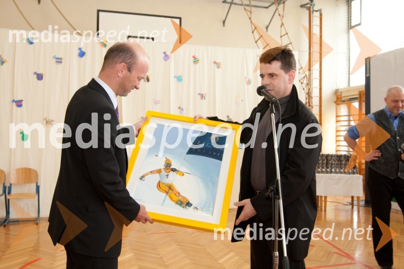 Tomaž Kastelic, predsednik Lions Klub Bled Golf in Andrej Škrinjar, predsednik Lions kluba Novo mestoPredaja komunikatorjev Lions kluba Bled Golf OŠ Dragutin Kette Novo mesto
