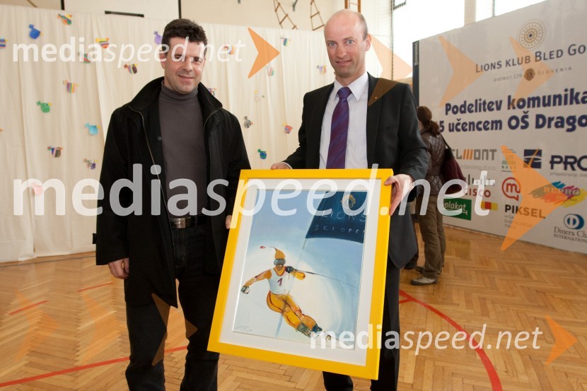 Andrej Škrinjar, predsednik Lions kluba Novo mesto in Tomaž Kastelic, predsednik Lions Klub Bled GolfPredaja komunikatorjev Lions kluba Bled Golf OŠ Dragutin Kette Novo mesto