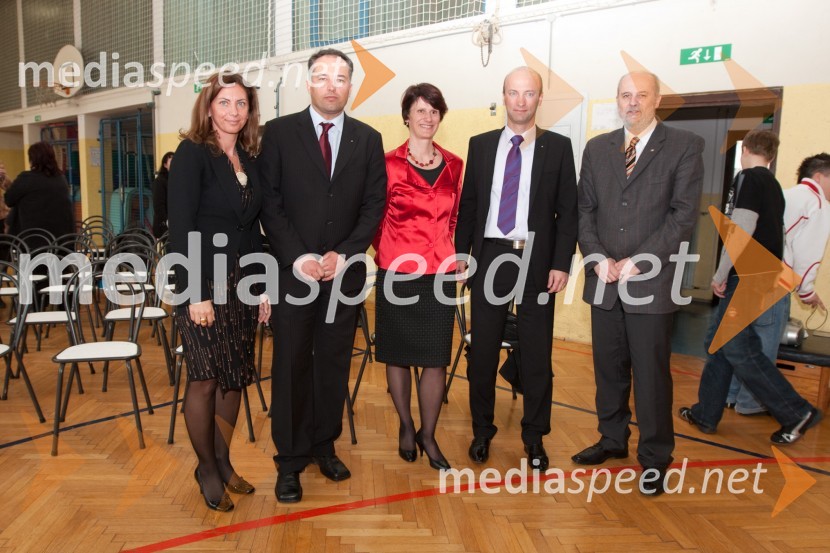 Simona Lebar, GIP d.o.o., Primož Kapus, Vida Marolt, ravnateljica OŠ Dragotin Kette NM, Tomaž Kastelic, predsednik Lions Klub Bled Golf in Rafko Križman, podžupan občine Novo mestoPredaja komunikatorjev Lions kluba Bled Golf OŠ Dragutin Kette Novo mesto