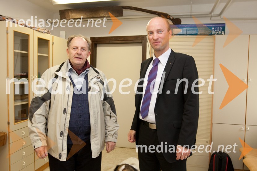 Jože Kukec, dobrotnik in Tomaž Kastelic, predsednik Lions Klub Bled GolfPredaja komunikatorjev Lions kluba Bled Golf OŠ Dragutin Kette Novo mesto