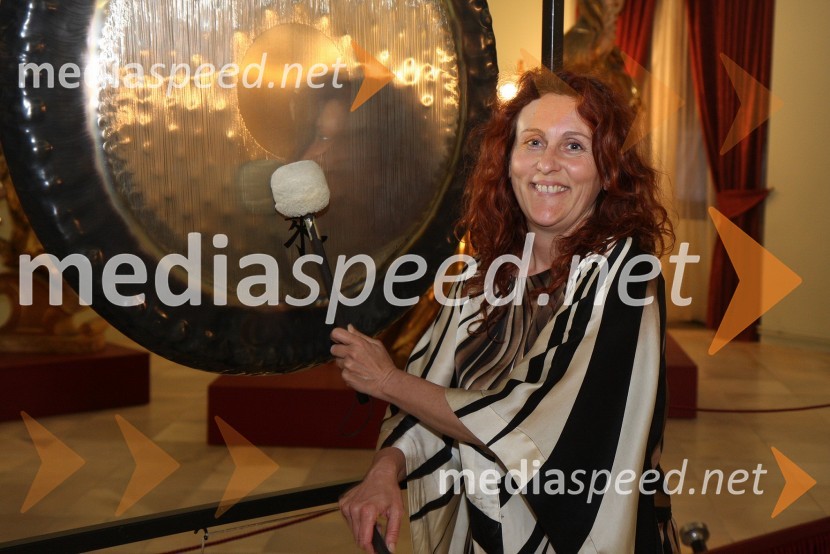 Mojca Malek Morya, igralka gongovObisk Njegove svetosti XIV. Dalajlame Tenzina Gyatsa v Mariboru, prvi spremljevalni dogodek