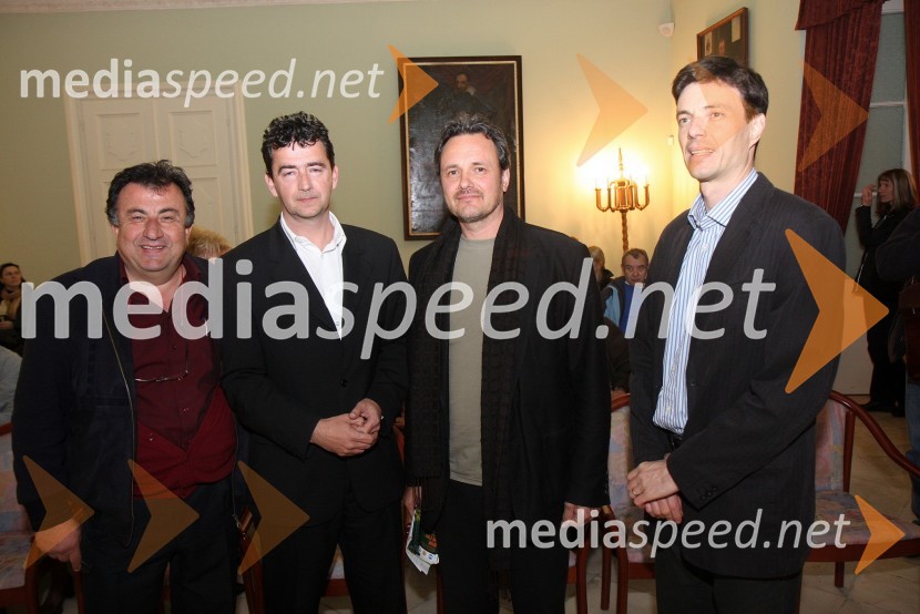 Dr. Melqart Mohamad Berro, mestni svetnik MOM, Rok Peče, podžupan Mestne občine Maribor, doc. dr. Dragan Potočnik, koordinator spremljevalnih prireditev »Daj mi mir« in prof. dr. Dejan Dinevski, član iniciativnega odbora ter predstavnik Univerze v Mariboru in Društva Joga v vsakdanjem življenju MariborObisk Njegove svetosti XIV. Dalajlame Tenzina Gyatsa v Mariboru, prvi spremljevalni dogodek