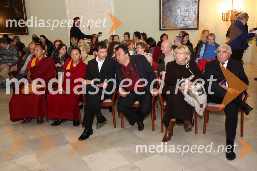 Tibetanska meniha, Rok Peče, podžupan Mestne občine Maribor, dr. Melqart Mohamad Berro, mestni svetnik MOM, ... in ...Obisk Njegove svetosti XIV. Dalajlame Tenzina Gyatsa v Mariboru, prvi spremljevalni dogodek