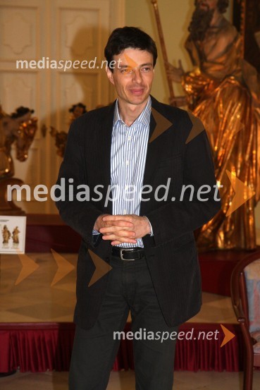 Prof. dr. Dejan Dinevski, član iniciativnega odbora ter predstavnik Univerze v Mariboru in Društva Joga v vsakdanjem življenju MariborObisk Njegove svetosti XIV. Dalajlame Tenzina Gyatsa v Mariboru, prvi spremljevalni dogodek