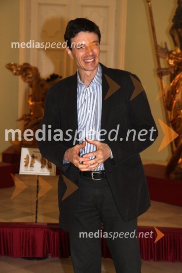 Prof. dr. Dejan Dinevski, član iniciativnega odbora ter predstavnik Univerze v Mariboru in Društva Joga v vsakdanjem življenju MariborObisk Njegove svetosti XIV. Dalajlame Tenzina Gyatsa v Mariboru, prvi spremljevalni dogodek