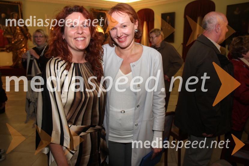 Mojca Malek Morya, igralka gongov in mag. Eva Škobalj, koordinatorka iniciativnega odbora ter predstavnica Prve gimnazije Maribor in Društva za boljši svetObisk Njegove svetosti XIV. Dalajlame Tenzina Gyatsa v Mariboru, prvi spremljevalni dogodek