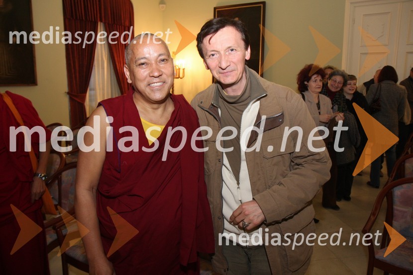 Tibetanski menih in Vili Ravnjak, umetniški vodja Drame SNG MariborObisk Njegove svetosti XIV. Dalajlame Tenzina Gyatsa v Mariboru, prvi spremljevalni dogodek