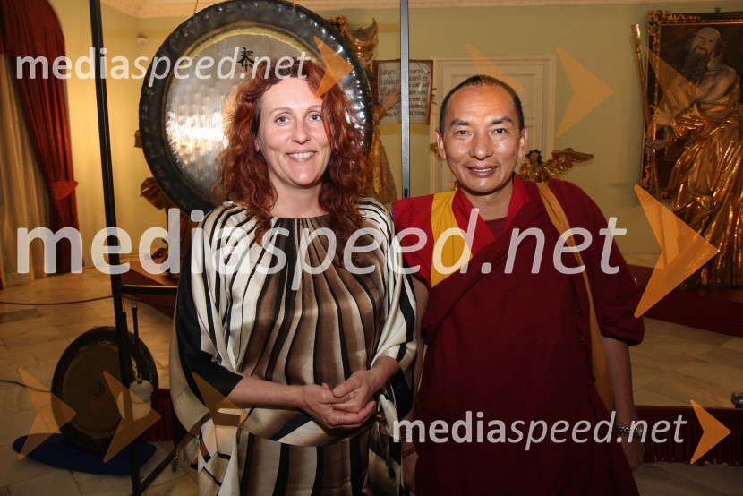 Mojca Malek Morya, igralka gongov in tibetanski menihObisk Njegove svetosti XIV. Dalajlame Tenzina Gyatsa v Mariboru, prvi spremljevalni dogodek
