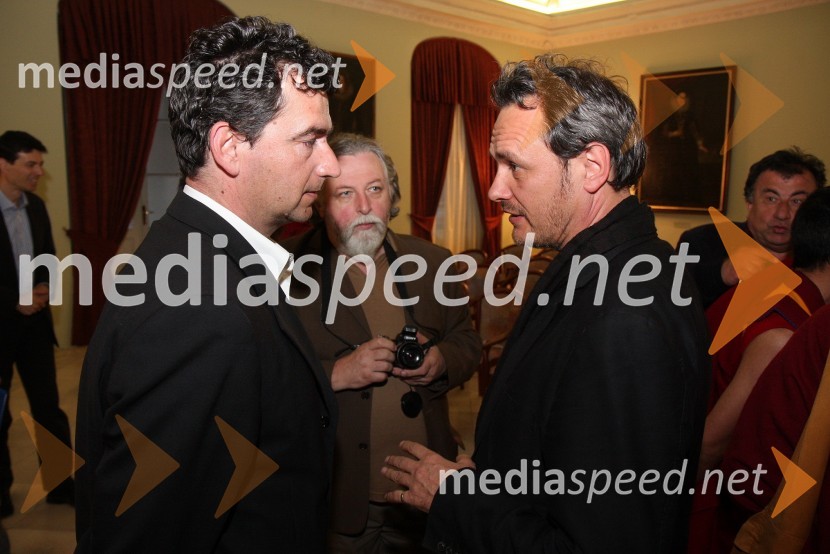 Rok Peče, podžupan Mestne občine Maribor in doc. dr. Dragan Potočnik, koordinator spremljevalnih prireditev »Daj mi mir«Obisk Njegove svetosti XIV. Dalajlame Tenzina Gyatsa v Mariboru, prvi spremljevalni dogodek