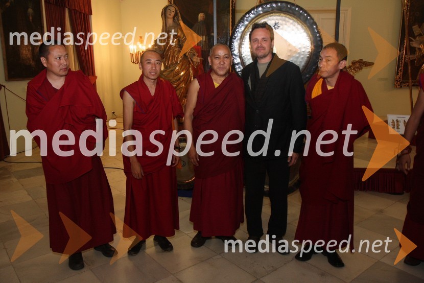 Doc. dr. Dragan Potočnik, koordinator spremljevalnih prireditev »Daj mi mir« in tibetanski menihiObisk Njegove svetosti XIV. Dalajlame Tenzina Gyatsa v Mariboru, prvi spremljevalni dogodek