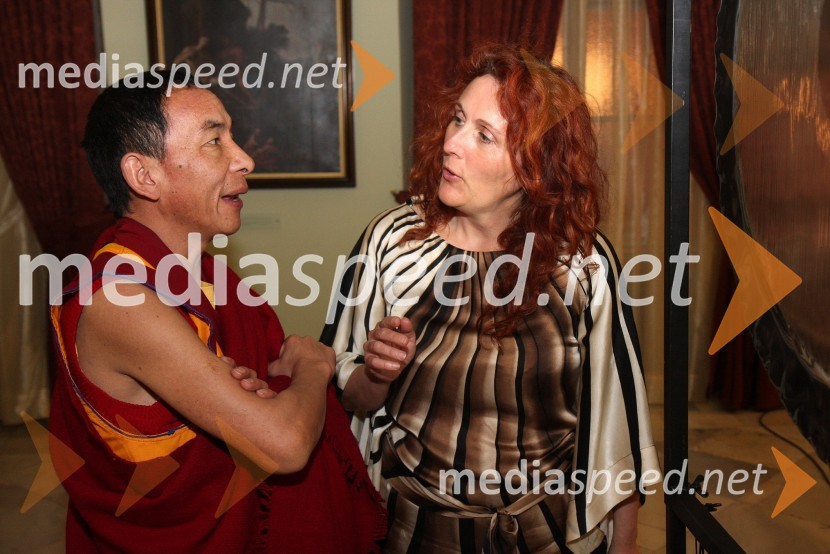 Tibetanski menih in Mojca Malek Morya, igralka gongovObisk Njegove svetosti XIV. Dalajlame Tenzina Gyatsa v Mariboru, prvi spremljevalni dogodek