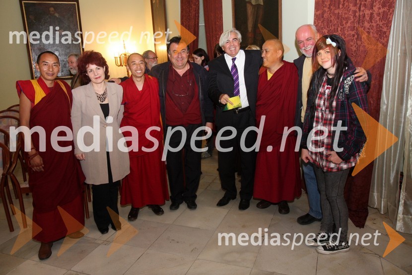 Tibetanski menihi, dr. Melqart Mohamad Berro, mestni svetnik MOM, Zlatko Halilovič, višji policijski svetnik, ... in ...Obisk Njegove svetosti XIV. Dalajlame Tenzina Gyatsa v Mariboru, prvi spremljevalni dogodek