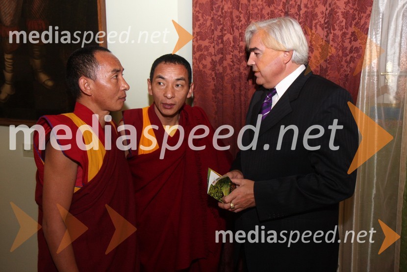 Tibetanska meniha in Zlatko Halilovič, višji policijski svetnikObisk Njegove svetosti XIV. Dalajlame Tenzina Gyatsa v Mariboru, prvi spremljevalni dogodek